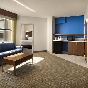 One-Bedroom Queen Suite